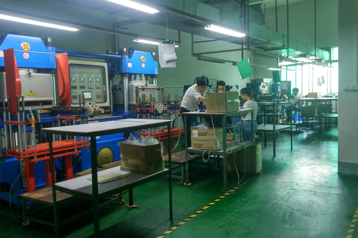 矽膠模壓生(sheng)産(chan)車(che)間一(yi)角