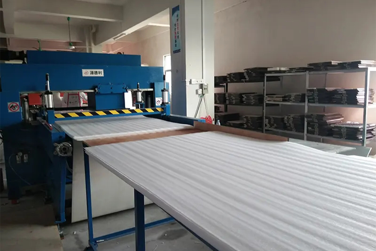 裁斷(duan)機(jī)生(sheng)産(chan)一(yi)角